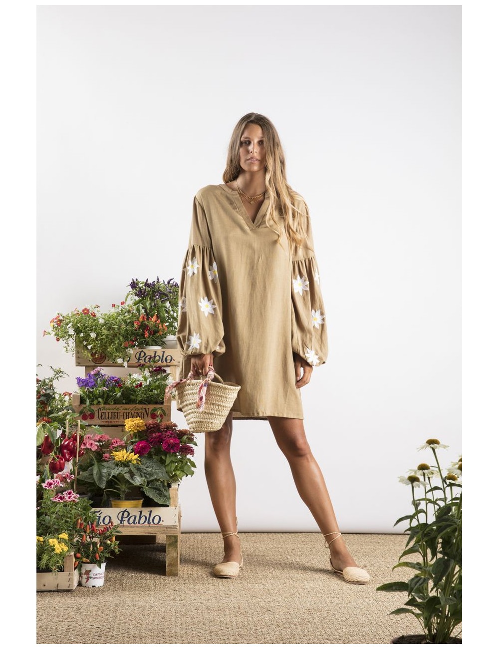 Robe courte avec manches brodées fleurs - Boutique l'ananas